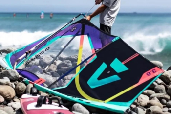 Allestimento e disalberamento di una vela da windsurf
