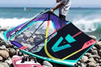 Allestimento e disalberamento di una vela da windsurf