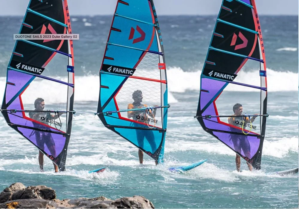 Wetsuit wassen in een wasbak